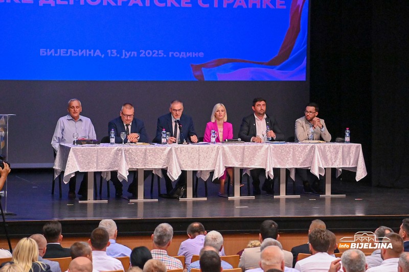 Već dva sata se svađaju oko dnevnog reda i delegata koje je iz Bijeljine doveo Ljubiša Petrović