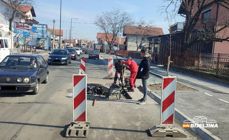 ZA RUBRIKU VJEROVALI ILI NE Ponovo kopaju tek asfaltiranu ulicu u Bijeljini (FOTO)