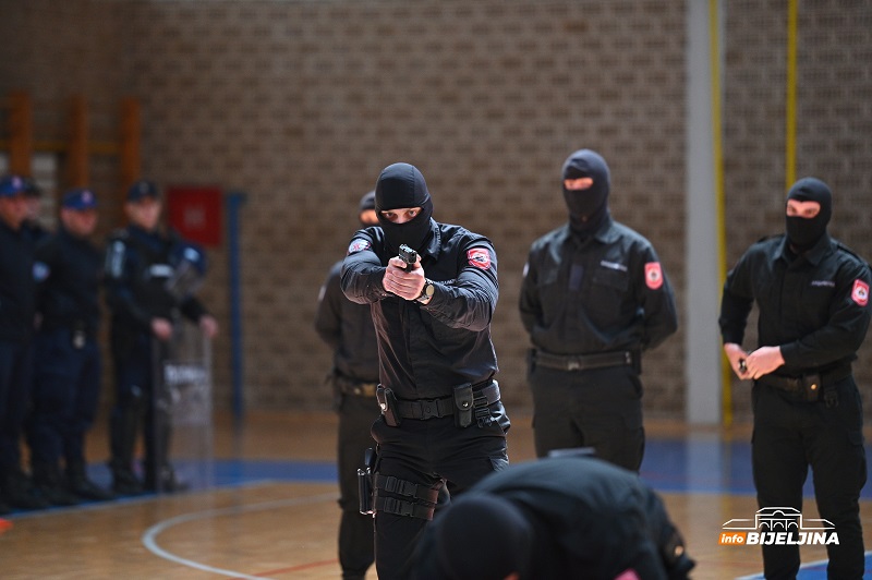 Bijeljina: Promovisana Srednja škola unutrašnjih poslova, trenutno potrebno stotine policajaca (FOTO)