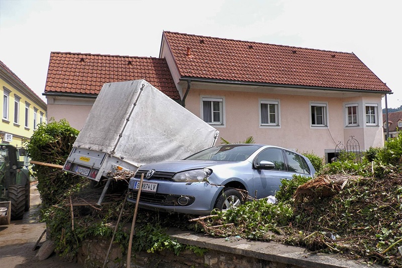 Dramatične scene u Austriji: Bujica nosila automobile, uništena i biračka mjesta (VIDEO)
