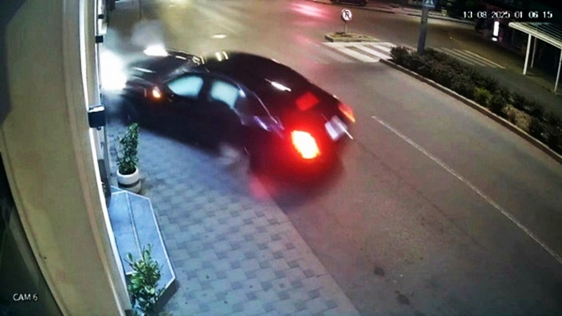 Bijeljina: Pogledajte trenutak zakucavanja mercedesa u ćevabdžinicu (VIDEO)