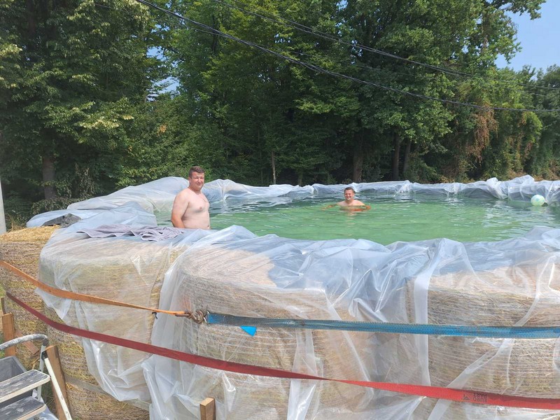 Snalažljivi Semberci pronašli spas od žege: Bazen napravili od bala sijena (FOTO)