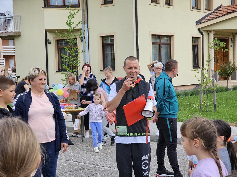 UGLJEVIČKI MALIŠANI OD PORTE DO PARKA: Brzo došli do skrivenih vaskršnjih jaja (FOTO)