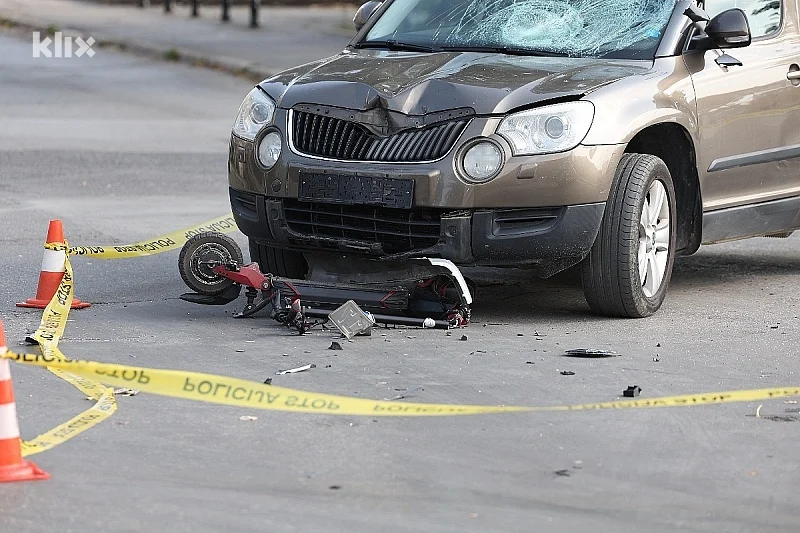 Mladić preminuo nakon sudara auta i električnog romobila u Sarajevu