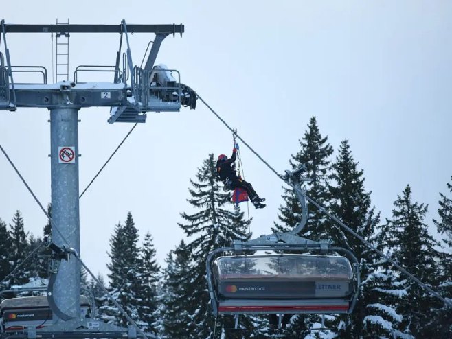 Uspješno izvedena pokazna vježba spasavanja skijaša sa žičare na Јahorini 