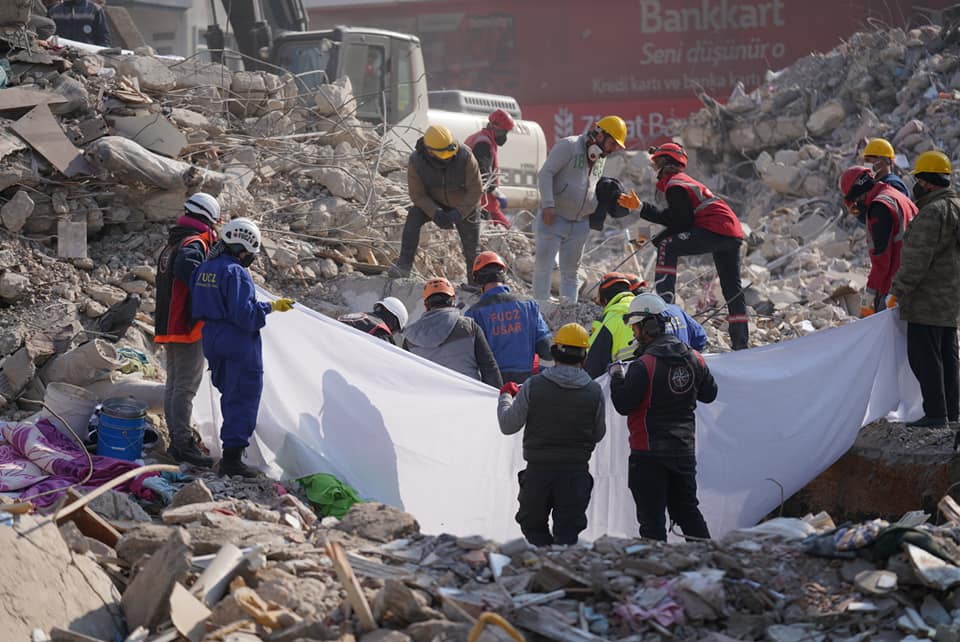 Spasioci pronašli torbu sa dva miliona dolara u ruševinama u Turskoj (VIDEO)