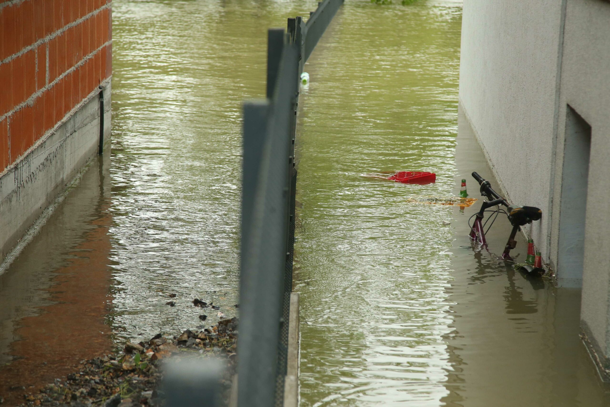 U Novom Gradu ponovila se 2014. godina: Stanovnici sa strahom iščekuju noć, vodostaji Une i Sane i dalje rastu, saobraćaj je otežan (FOTO)