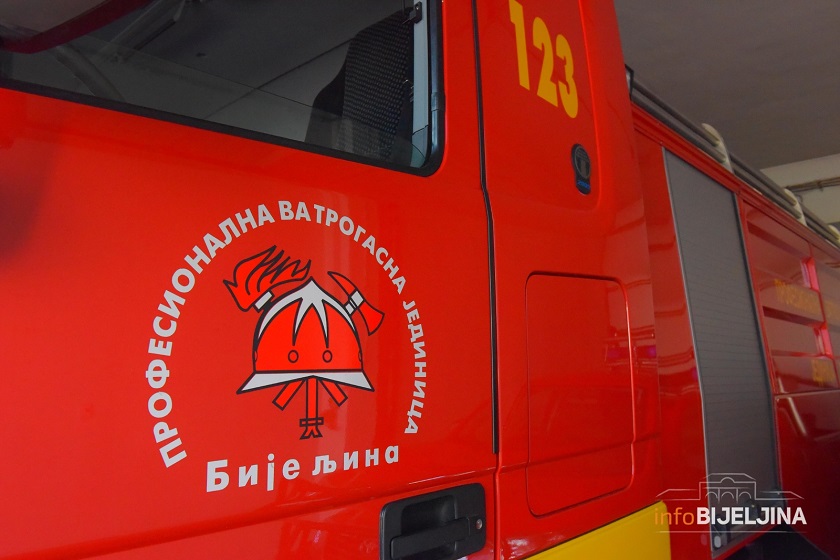 Vatrogasci imali pune ruke posla: Za 15 minuta izgorjela dva vozila u Bijeljini