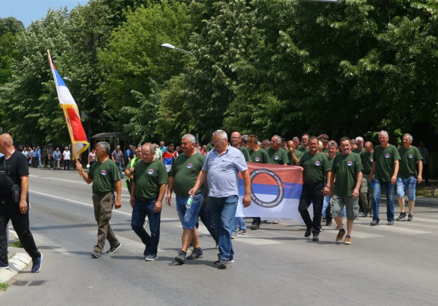 Da li se iko obradovao? Šta još 0,5 KM znači za borca koji je 2 GODINE PROVEO U ROVU