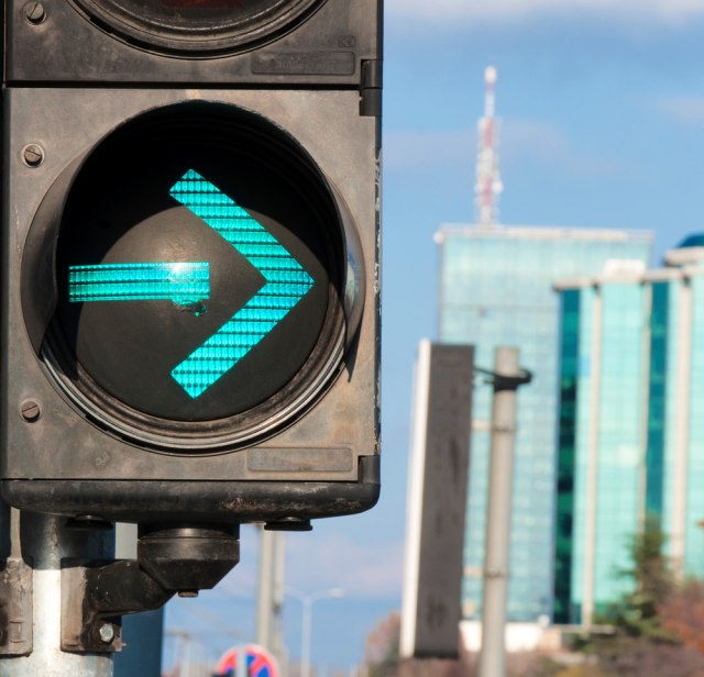 Bahata vožnja na semaforima: Najčešće greške vozača na uslovnom zelenom svjetlu