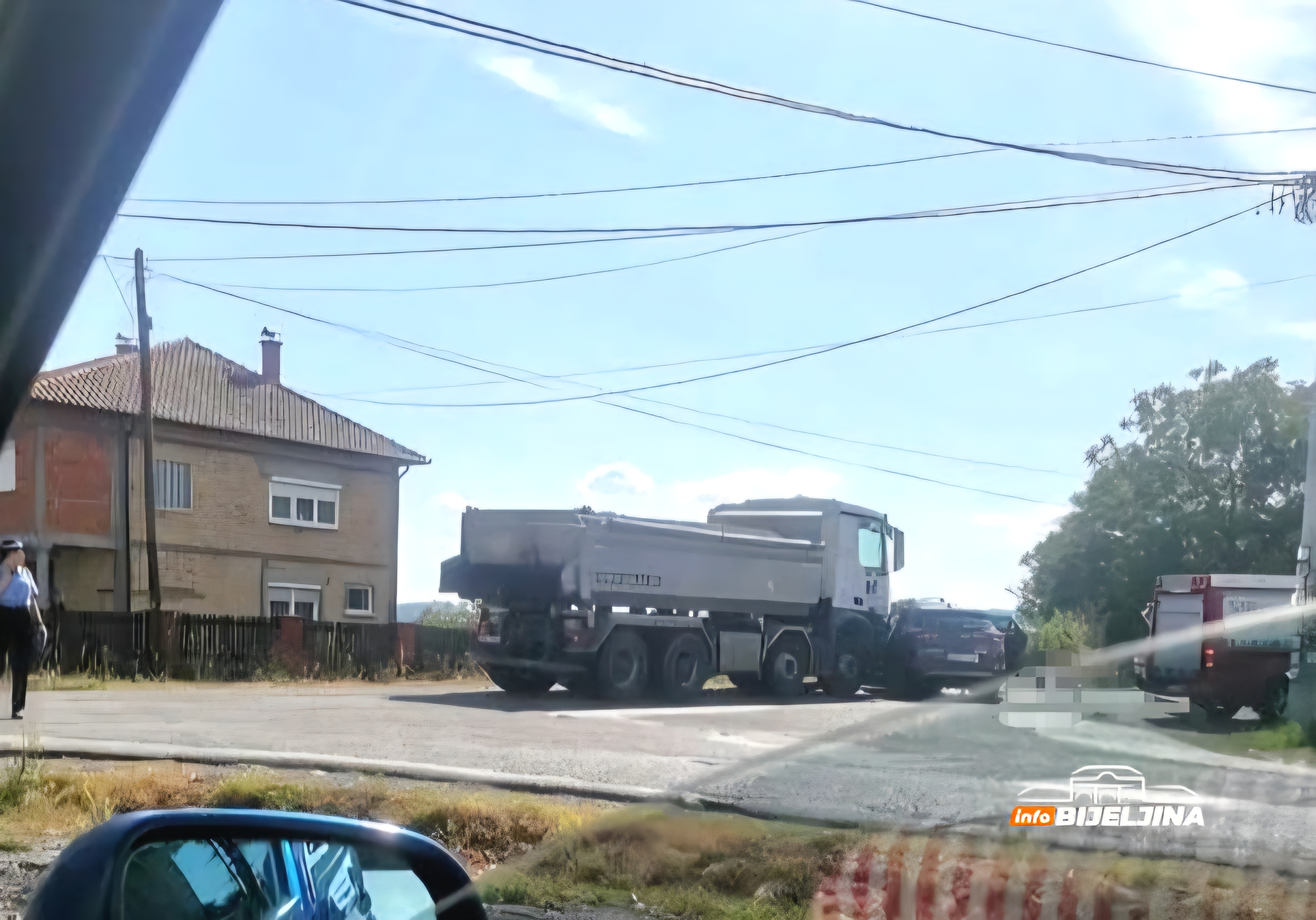 Udes kod Ugljevika: Učestvovali auto i kamion, put zatvoren (FOTO)