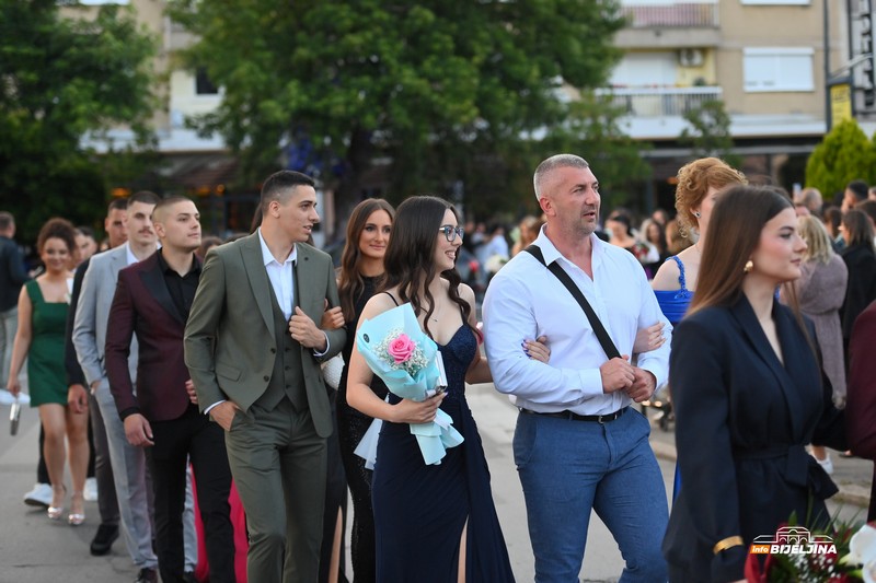 Maturanti Ekonomske i Srednje muzičke škole u Bijeljini večeras slave: Stekli znanje i prijateljstva (FOTO)