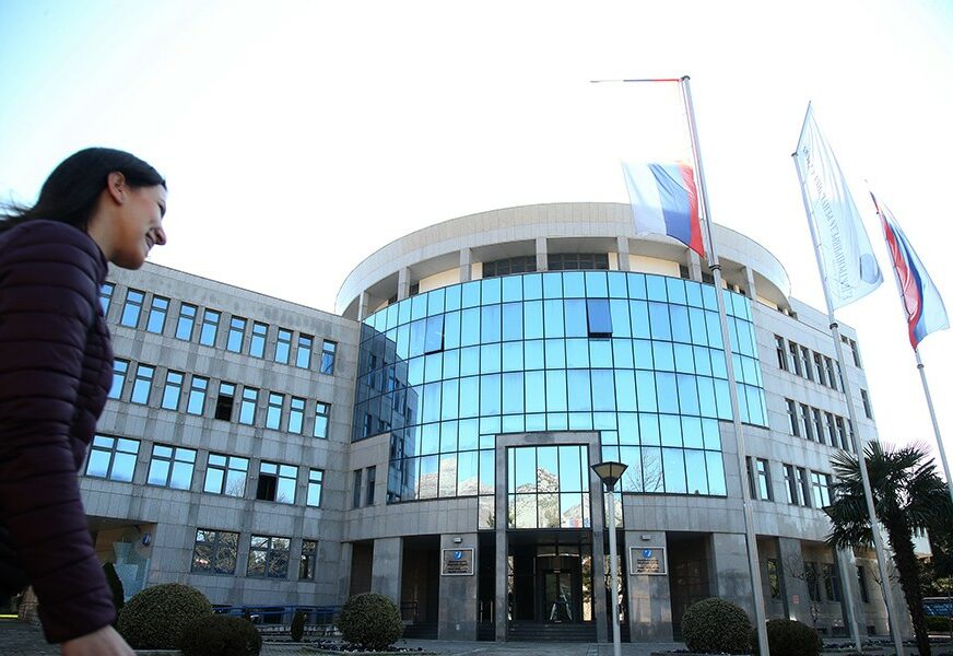 Kolike su tek plate u upravi: Najniža primanja radnika u ERS iznose 1.355 KM