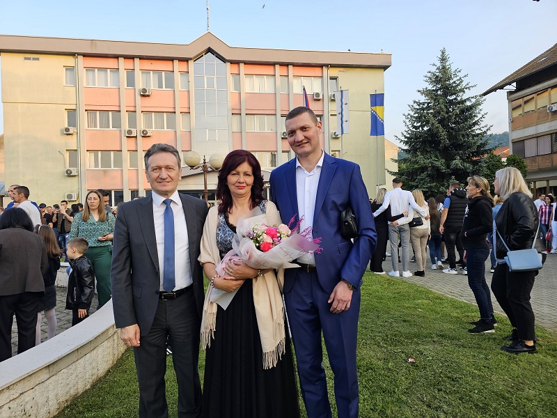 “Mladost i ljepota” Ugljevički maturanti prodefilovali gradskim ulicama