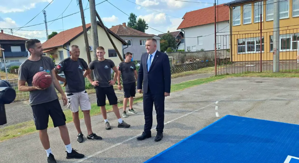 Minić otvorio košarkaško igralište srednjoškolskog centra u Šamcu