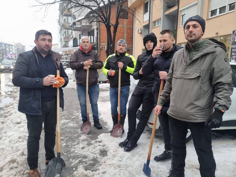 Gradonačelnik Ljubiša Petrović se uhvatio lopate, čistio snijeg u Bijeljini (FOTO)