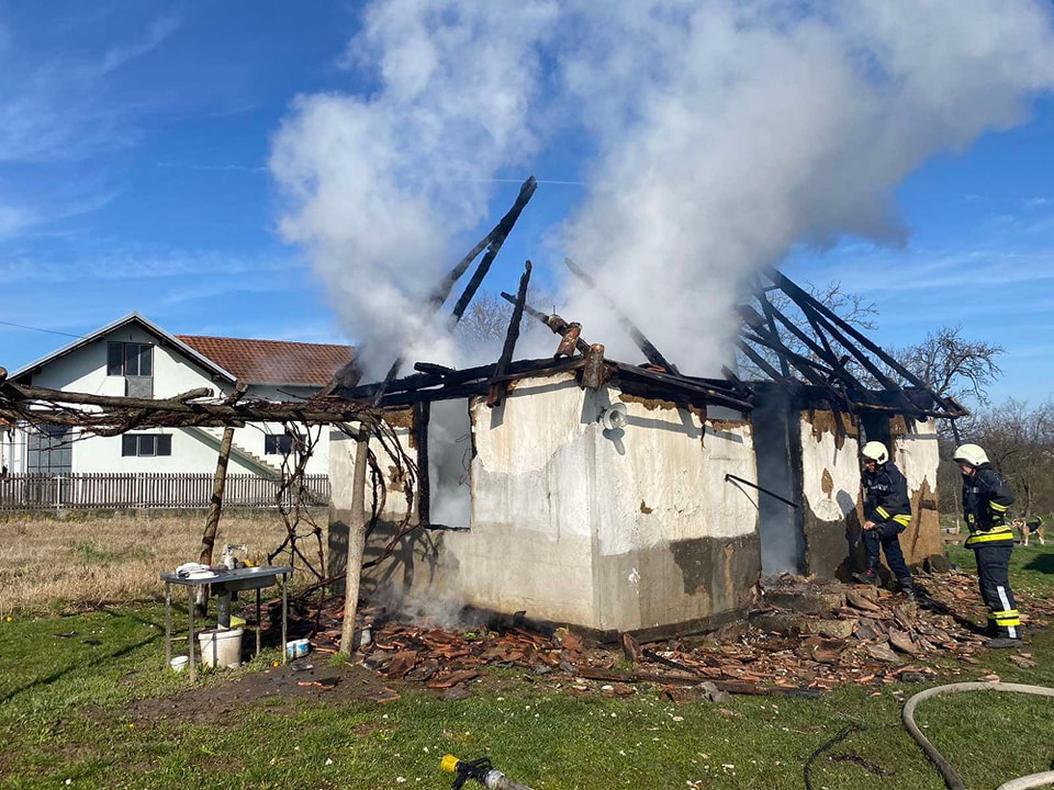 Bijeljina: Izgorjela kuća, vlasnik kroz suze ispričao da je ostao bez svega (FOTO)