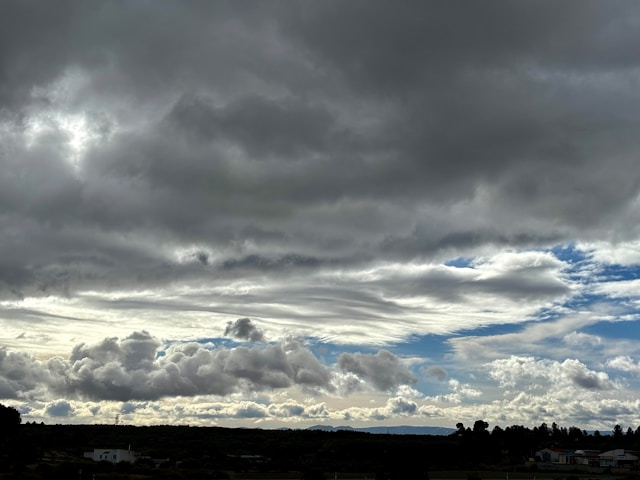 Sutra oblačno sa slabom kišom, u Hercegovini sunčano