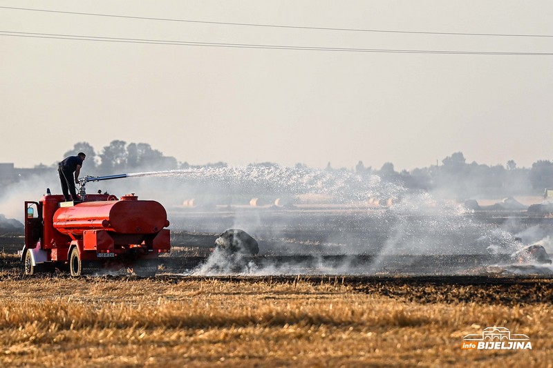 Snimci iz vazduha: Pogledajte razmjere velikog požara kod Bijeljine (VIDEO)