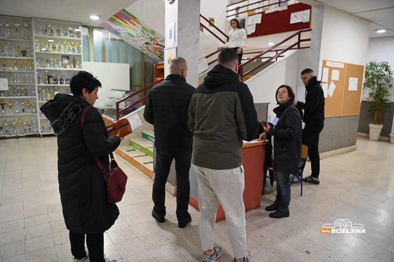 Problemi širom Srpske: Na biralištima agregati, nema signala za mobilne telefone