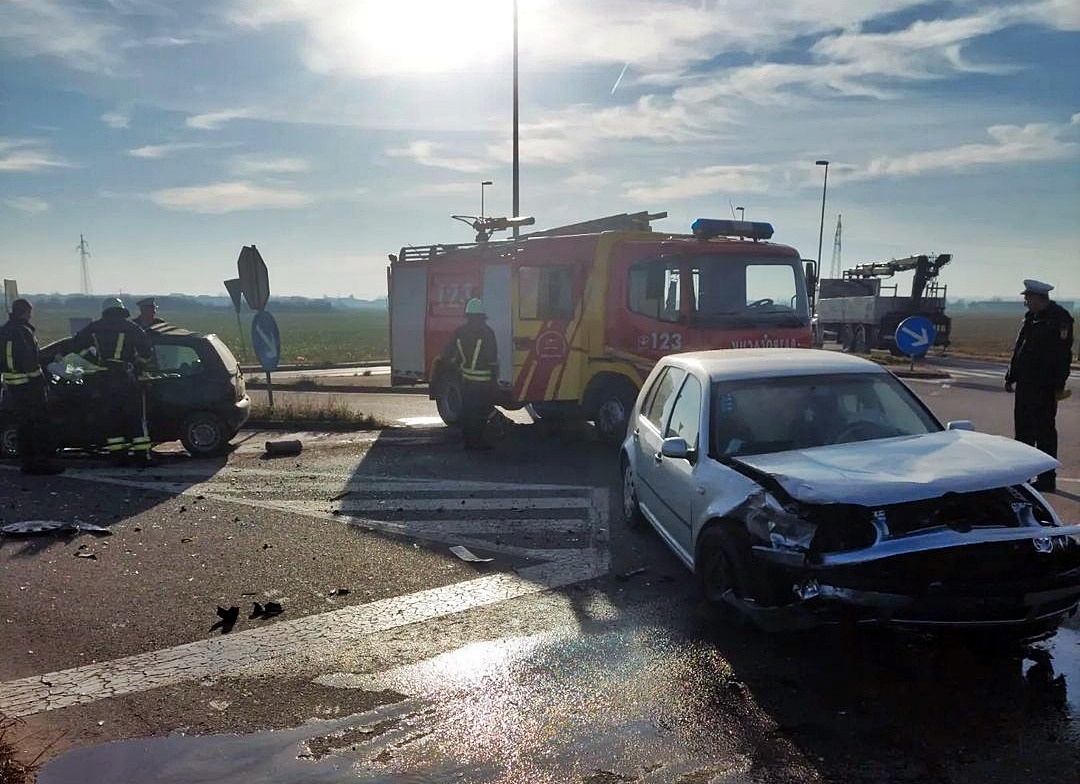 Intervenisali i vatrogasci: Dvije žene povrijeđene u sudaru na bijeljinskoj obilaznici (FOTO)