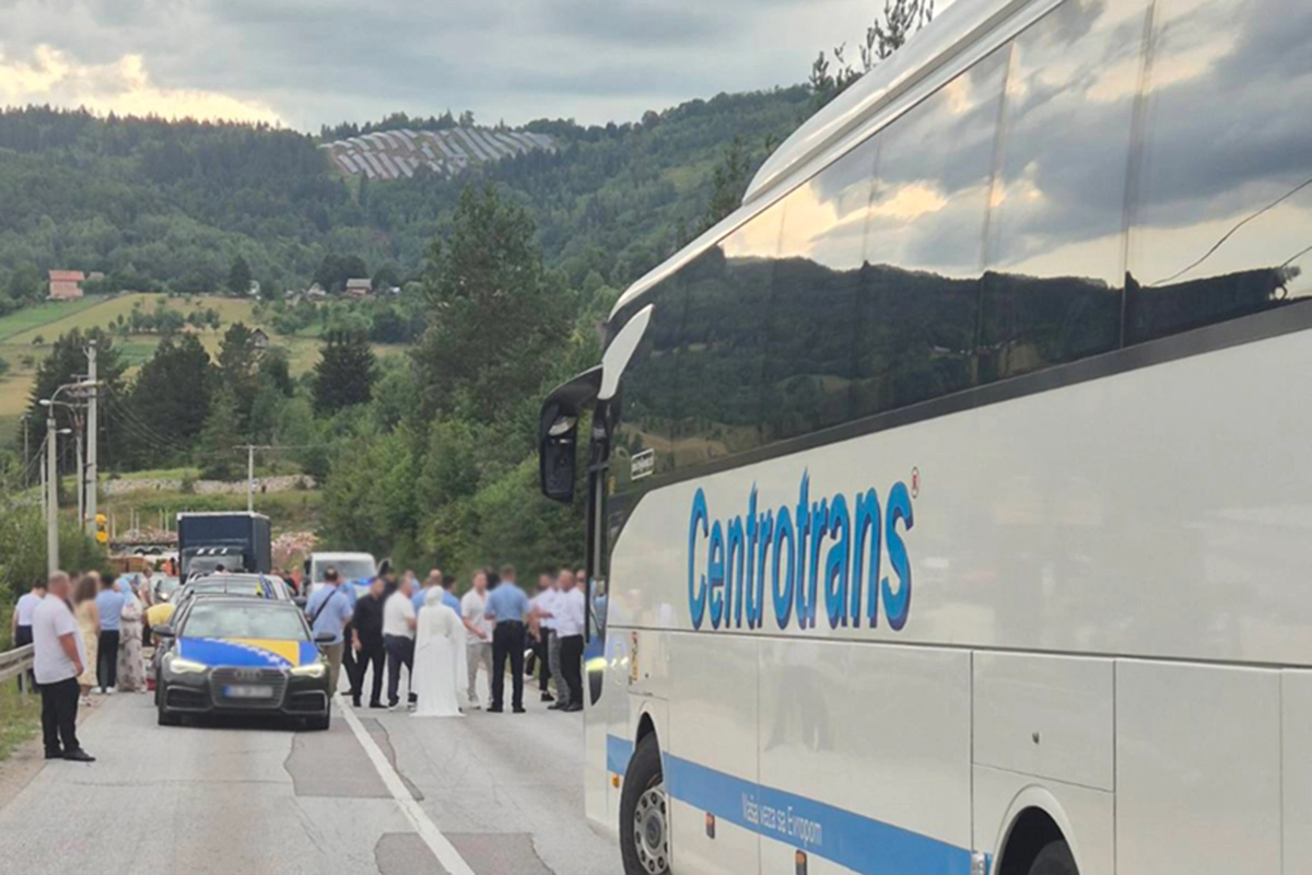 Tuča više osoba blokirala saobraćaj na putu Sarajevo–Sokolac, na terenu policija
