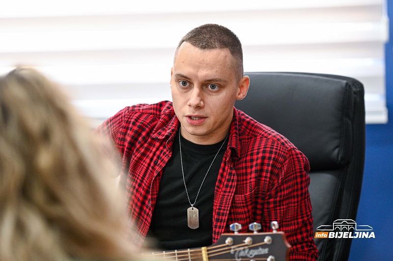 Bijeljinski gitarista Nemanja Tešić svirao sa regionalnim muzičkim zvijezdama: Svoje znanje sada prenosi na druge (FOTO)