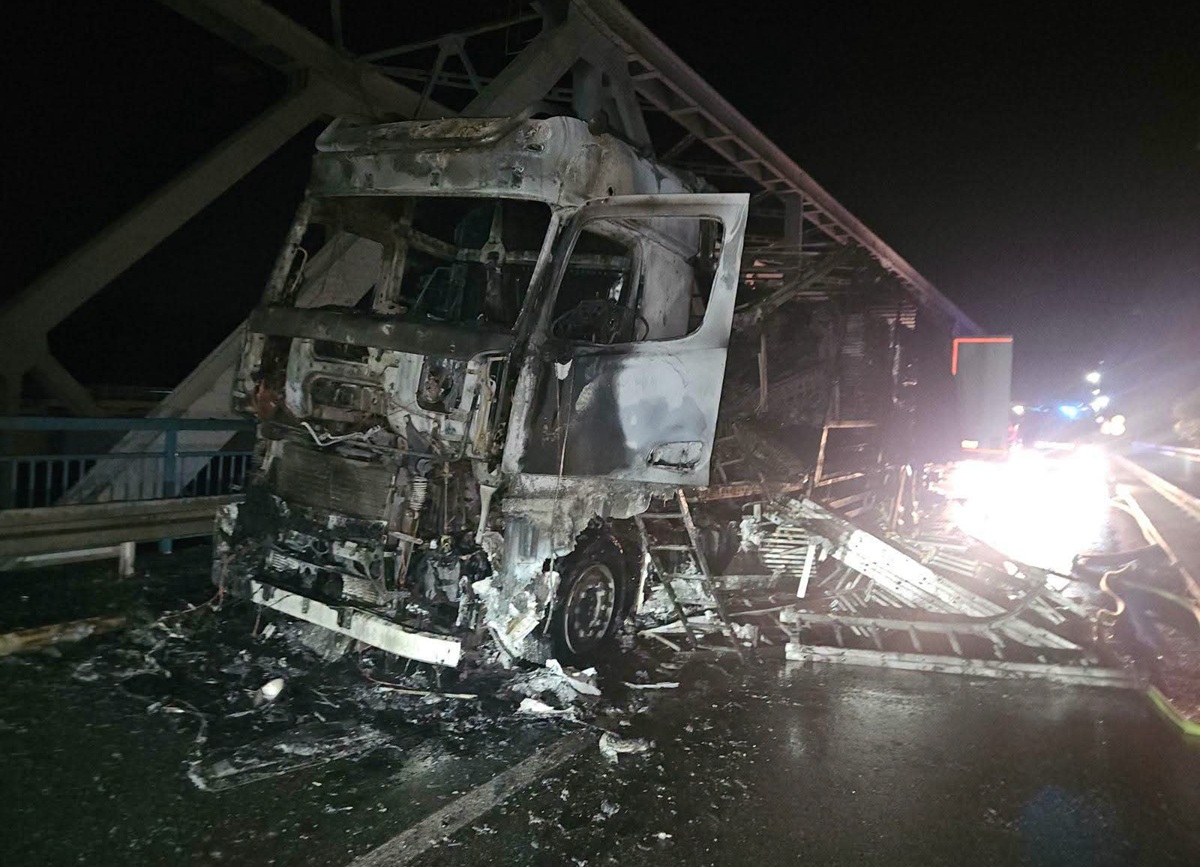 Rača: Kamion potpuno izgorio, policija preusmjerava saobraćaj na Pavlovića most (FOTO)