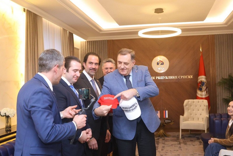 Dodik na sastanku s Đulijanijem: Gostima poklonio kačkete (FOTO)