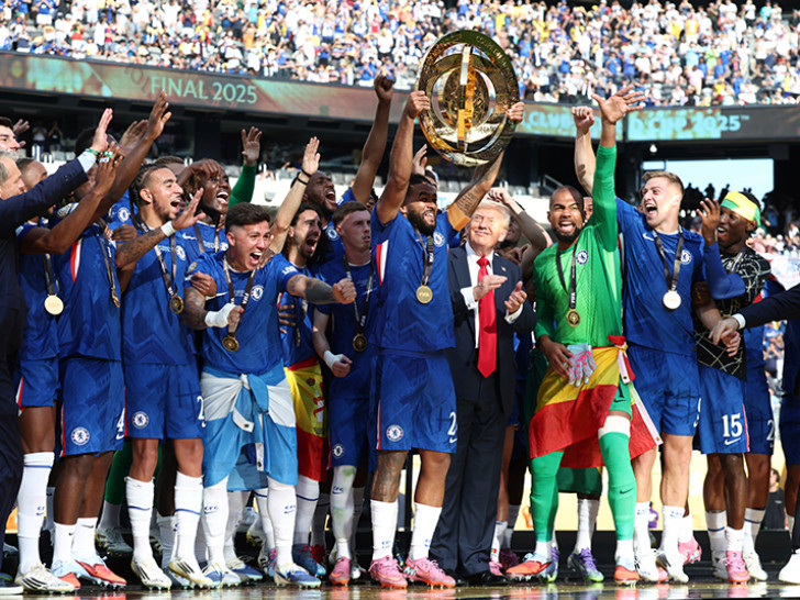 Nestvarne scene: Tramp uručio trofej Čelsiju, pa počeo da skače (VIDEO)