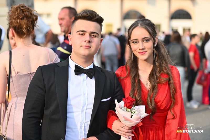 Maturanti Tehničke škole prošetali ulicama Bijeljine (FOTO)