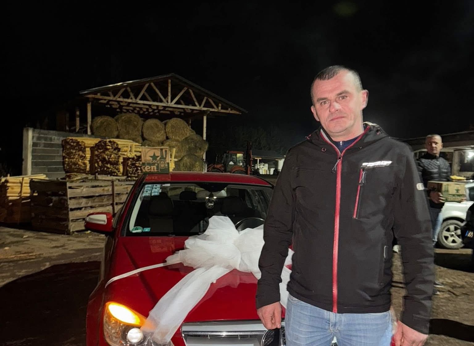 Vlasnik nagradio dugogodišnjeg radnika mercedesom