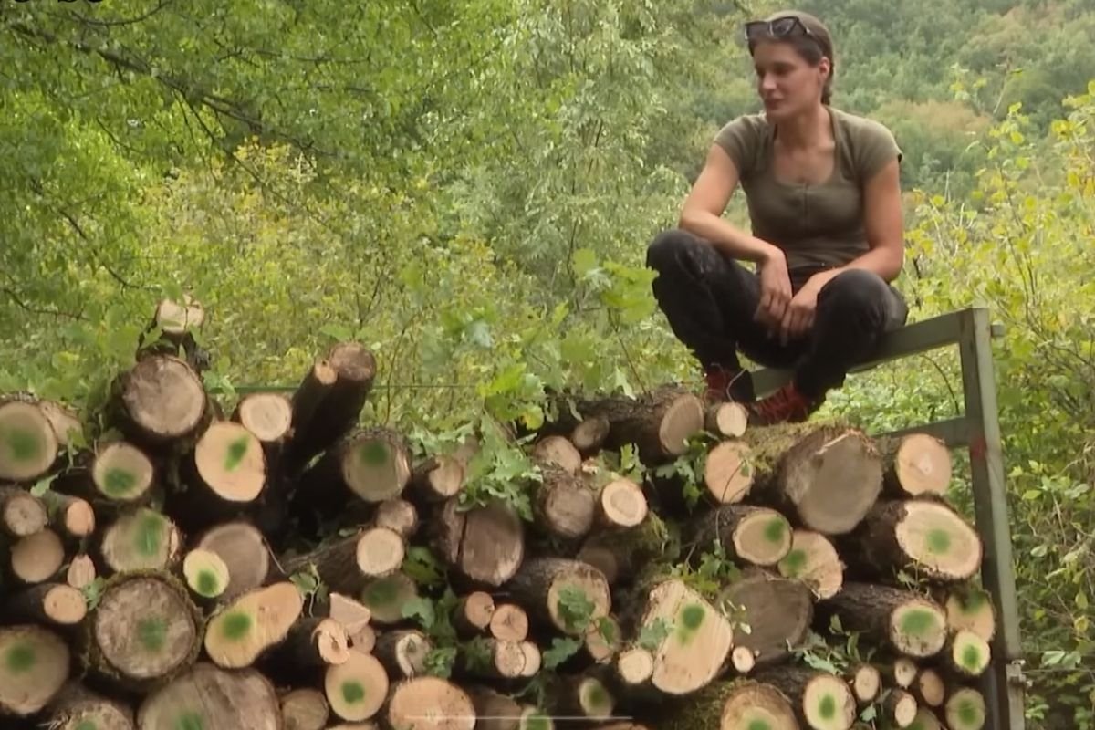 Sandra (27), siječe šumu, pila drva i traži momka koji kuva i pere