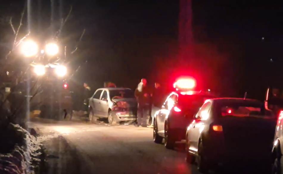 Stijena pala na automobil, povrijeđena jedna osoba