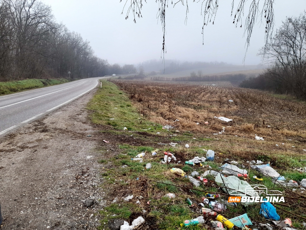 Dragaljevac kod Bijeljine: Spomenik ZATRPAN SMEĆEM (FOTO)