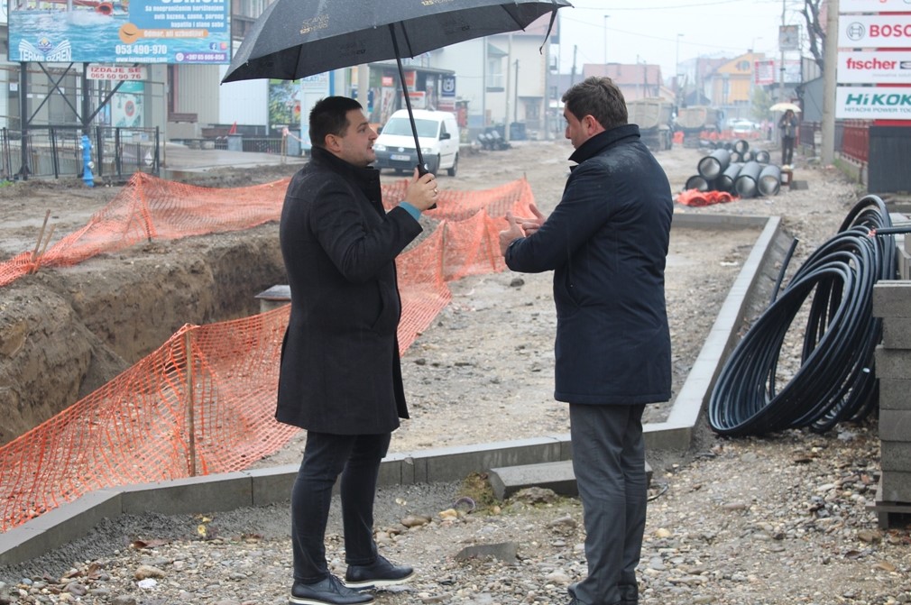 Đaković ispred preduzeća 