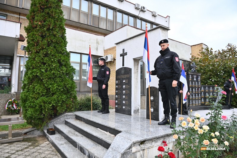 PU Bijeljina: Povodom krsne slave MUP-a RS služen parastos za 53 poginula pripadnika (FOTO)