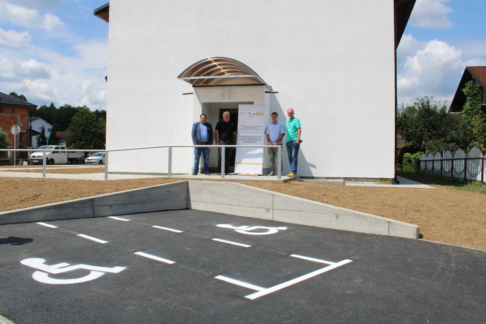 Lopare: Završen projekat uređenja  prostora ispred Centra za socijalni rad