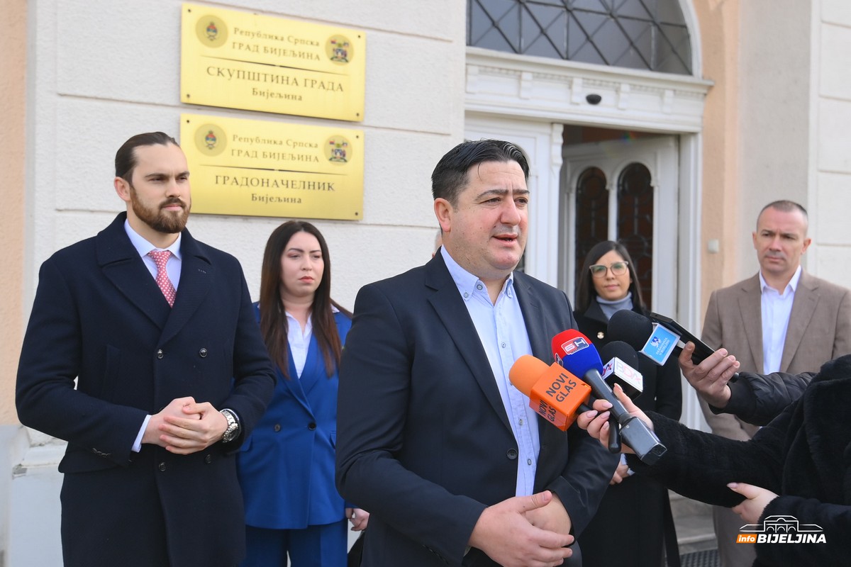 Pokret Sigurna Srpska predao inicijativu za uvođenje ormarića u sve osnovne škole u Bijeljini (FOTO)