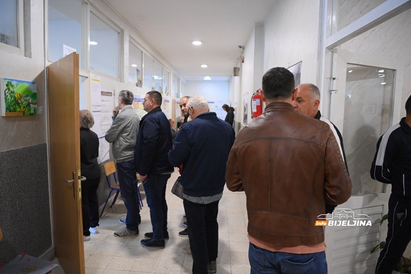 Problemi pri glasanju u Bijeljini: “Velika nervoza među biračima” (FOTO)