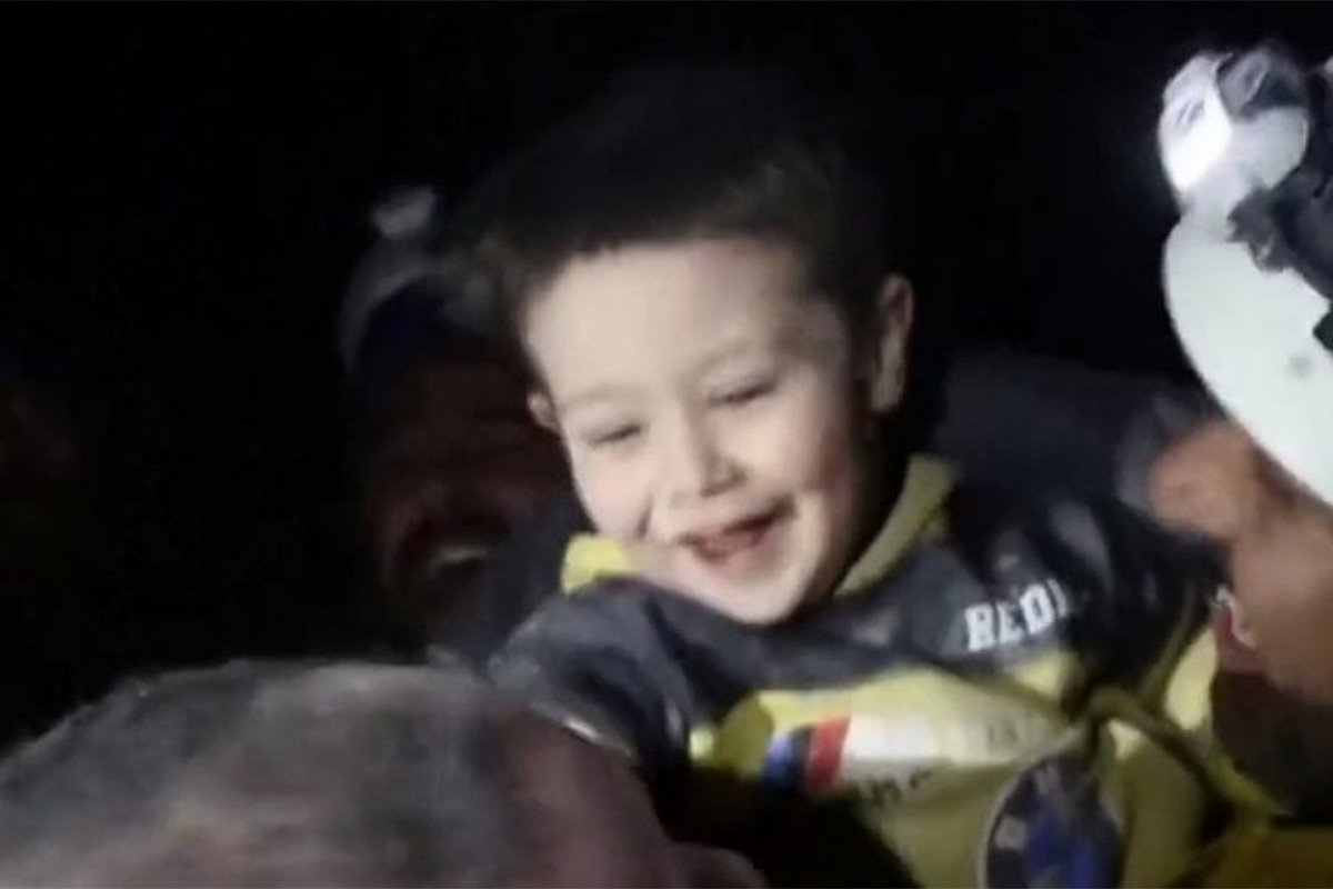 Radost dječaka koji je izvučen iz ruševina nakon 30 sati (VIDEO)