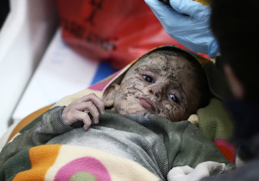 Pod zidinama bili 105 sati: Jednoipogodišnji dječak i njegov brat spaseni iz ruševina (FOTO)