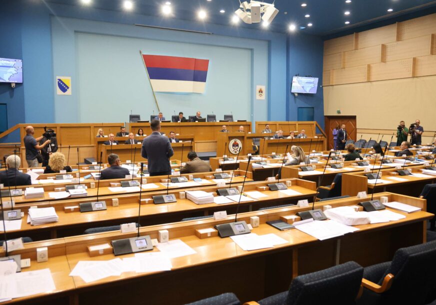 NS RS odlučila: Zabranjeni ljiljani i ustaški simboli, povećane plate "budžetlijama", a evo šta je još usvojeno