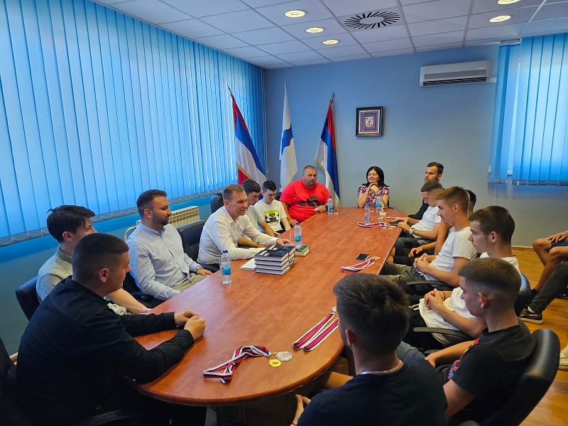 Nagrade najboljim srednjoškolcima od opštine Ugljevik: Znanjem grade sebe i svoj Ugljevik