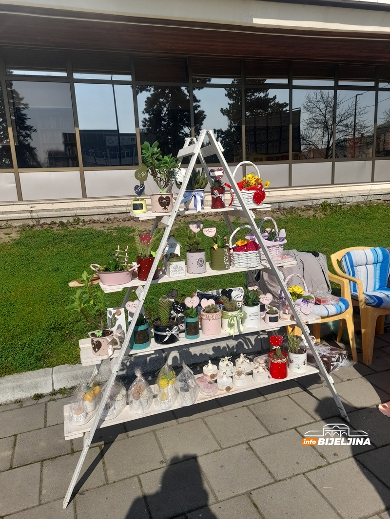 Bijeljinke prave i prodaju poklone za 8. mart: “Potrebno je mnogo ljubavi, strpljenja i vještine” (FOTO)