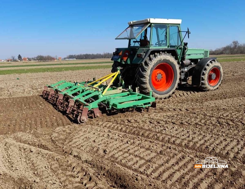 Kiša olakšava pripremu za jesenju sjetvu u Semberiji: Provjerili smo cijene sjemena i đubriva /FOTO/