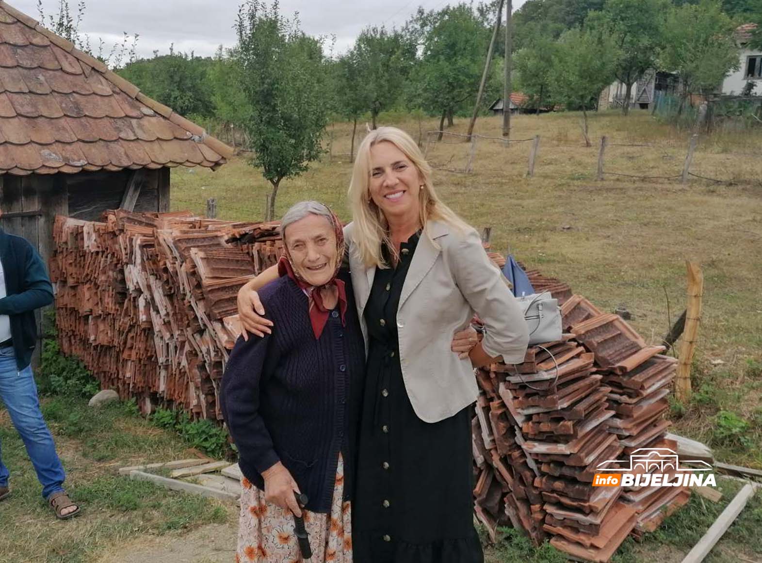 Suze radosnice Tošića iz Lopara: Iz kuće stare više od 100 godina sele se u novu