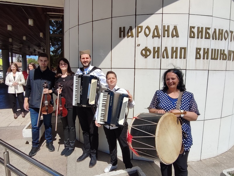 Lazarice na bijeljinskom trgu najavile Vaskrs i dolazak proljeća (FOTO)