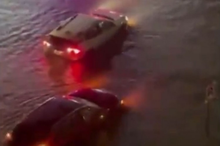 Strašan prizor iz Njujorka: Ljudi vrište iz potopljenih automobila