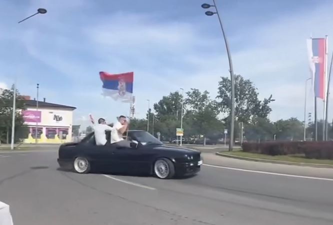 Snimak svatova u kružnom toku koji je šokirao ljude (VIDEO)